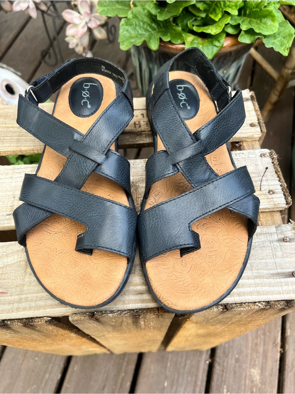 B.O.C. slingback sandals crisscross straps toe ring detail Size 7